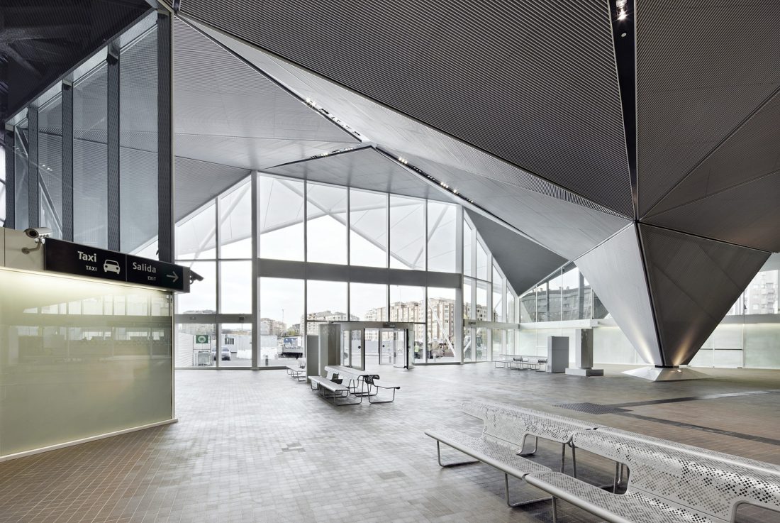 Imagen del interior de la Estación de Tren, vestíbulo. José Hevia, 2011