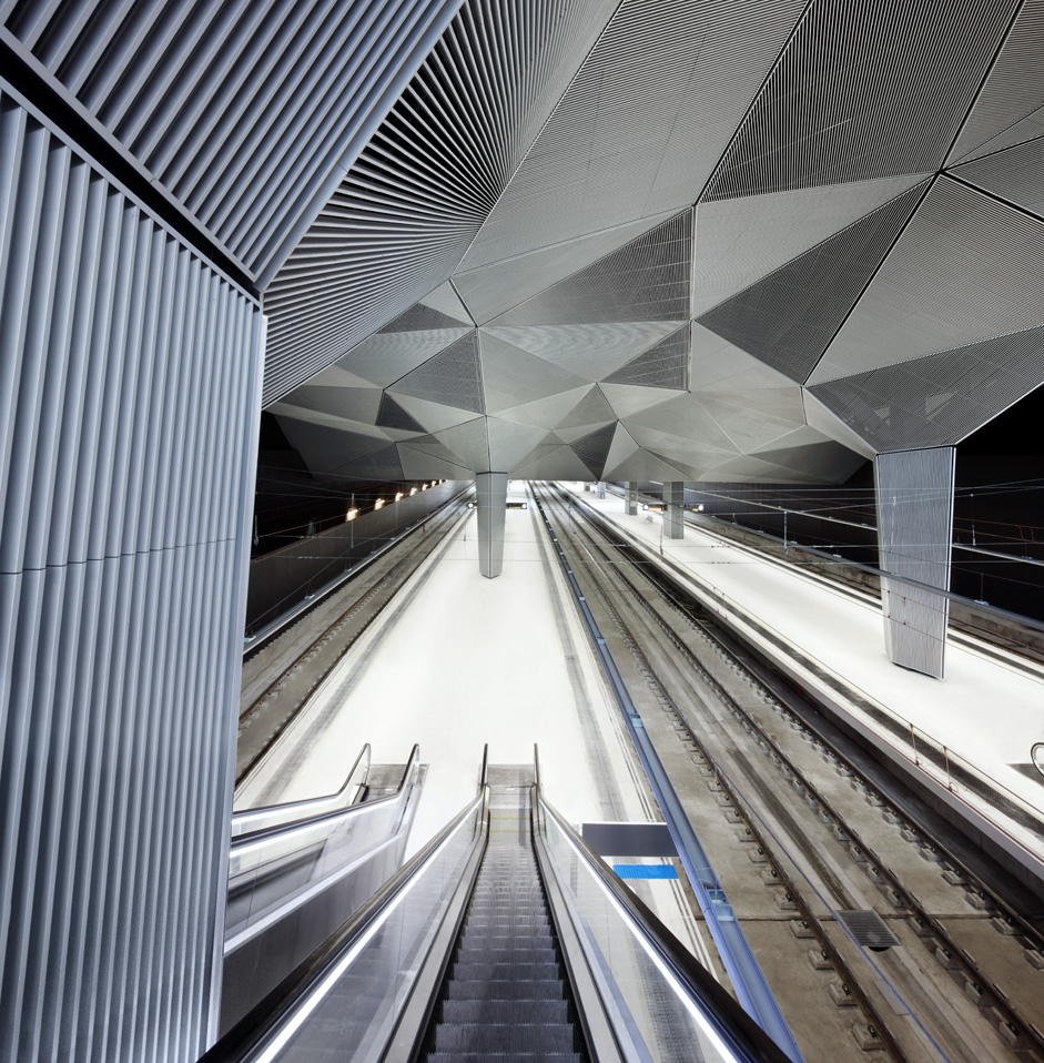 Imagen del interior de la Estación de Tren, acceso a andenes. José Hevia, 2011