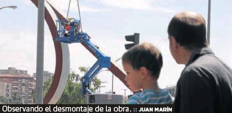 Distintos momentos del desmontaje durante la mañana de ayer del conjunto escultórico obra de José María Sánchez Cuesta. Juan Marí