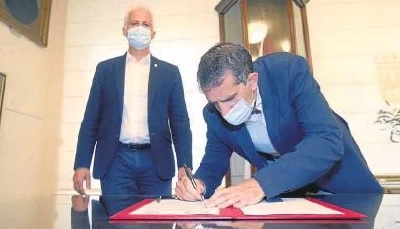 Pablo Hermoso de Mendoza y Carlos Sobrino, ayer durante la firma del Convenio en el salón de retratos del Ayuntamiento de Logroño