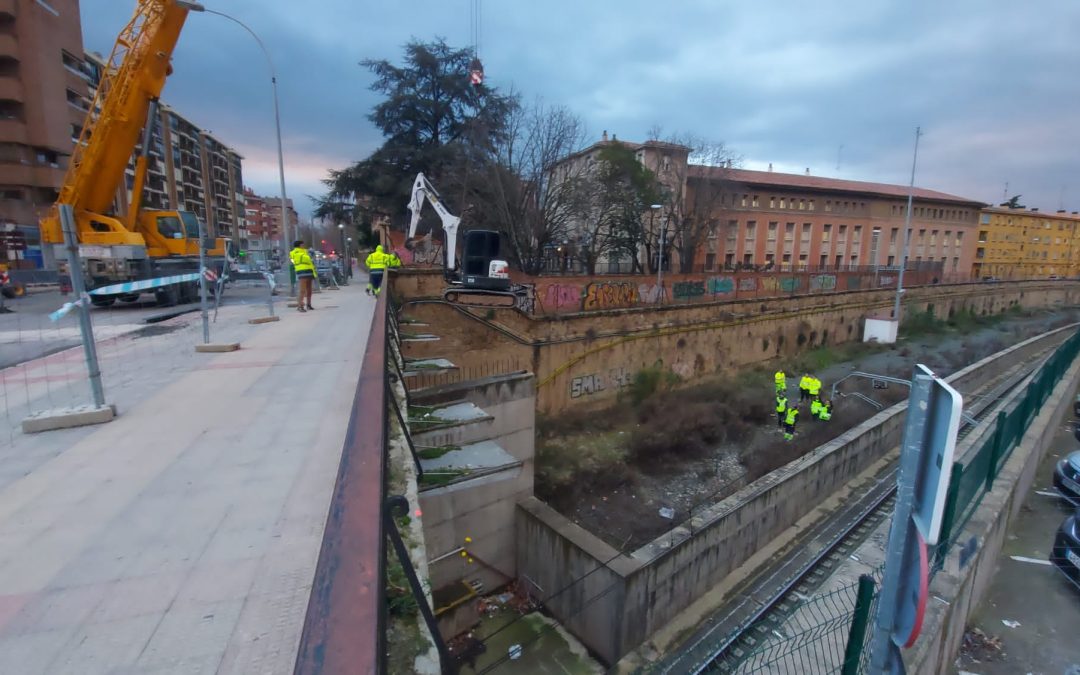 Las obras de desmontaje del puente de Vara de Rey siguen avanzando